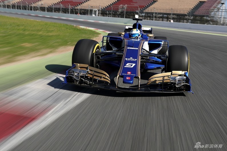 索伯车队鏖战红牛车队，塞恩斯扛起全队