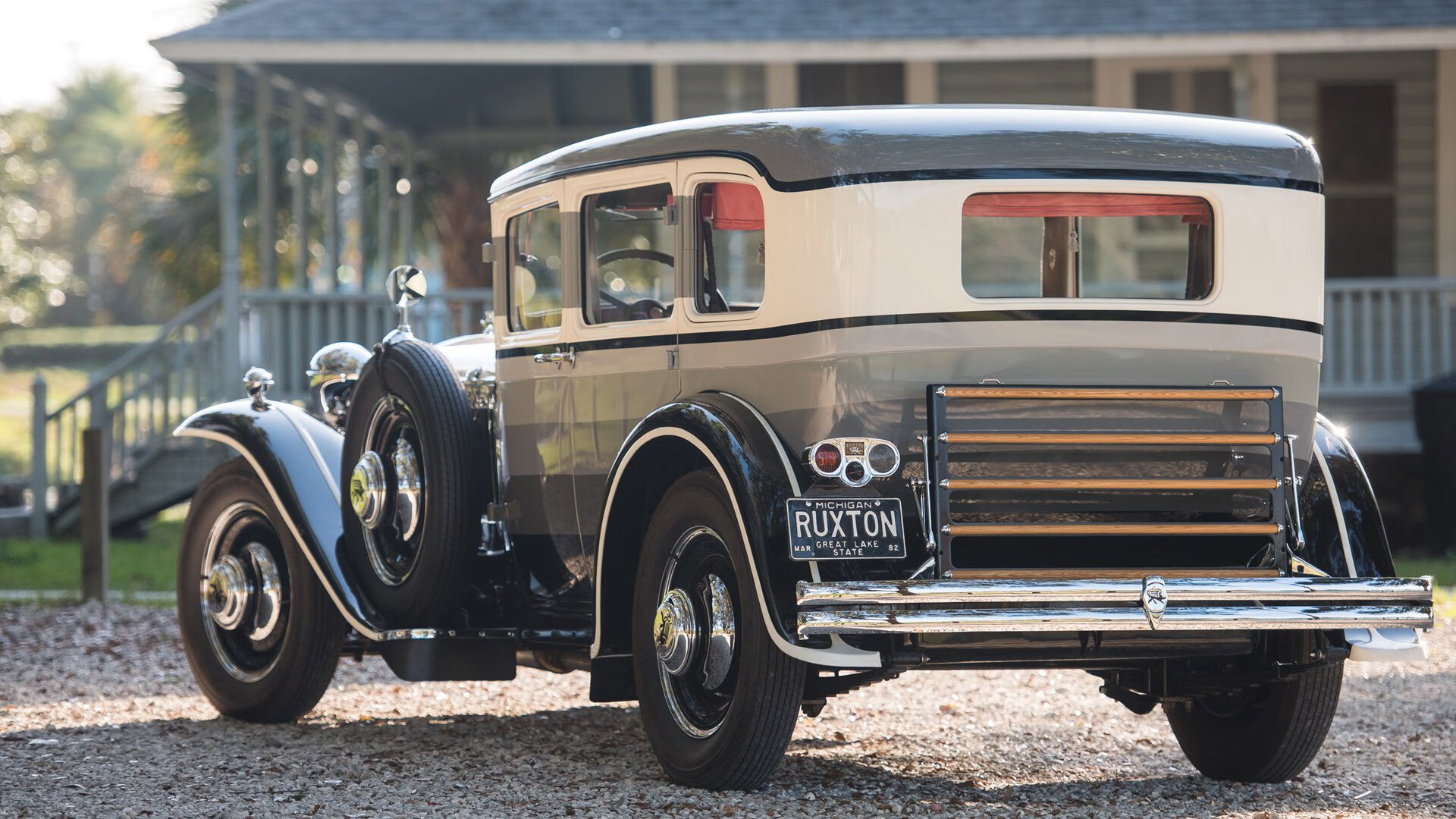 当绿茵场铁闸冲进F1围场，揭幕战之夜，巴斯托尼如何抢走维斯塔潘的头条？